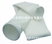 拒水防油針刺氈的生產(chǎn)流程如下： 纖維開(kāi)松--梳理--鋪網(wǎng)--預(yù)刺--主刺--成氈--燒毛--軋光--浸漬PTFE(防水劑)--烘干--定型--軋制--卷裝。 濾布經(jīng)防水防油處理的過(guò)濾袋應(yīng)用在含濕量較大的場(chǎng)