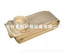 易清灰針刺氈是在普通滌綸針刺氈的基礎上進行表面燒毛、壓光處理，易清灰針刺氈使之表面光滑,透氣性能好,易清灰針刺氈在使用中大大降低除塵器收塵袋清除灰塵的勞動強度。
