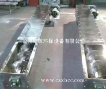 本公司自行設(shè)計(jì)的各種規(guī)格不銹鋼螺旋輸送機(jī)，其整體剛性好、運(yùn)轉(zhuǎn)平穩(wěn)、易對(duì)中、密封可靠，不銹鋼有軸螺旋機(jī)的螺旋軸一般采用兩端部滾動(dòng)軸承支承（滾動(dòng)軸承采用國(guó)內(nèi)外的優(yōu)質(zhì)產(chǎn)